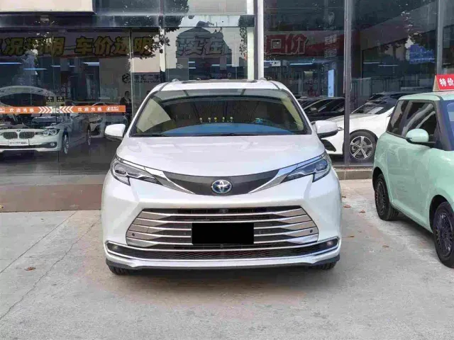 Toyota Sienna — Фото автомобиля 2