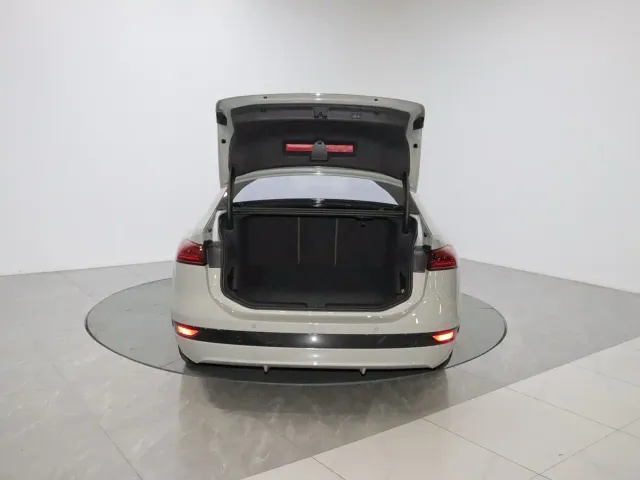 Audi A6L e-tron — Фото автомобиля 12