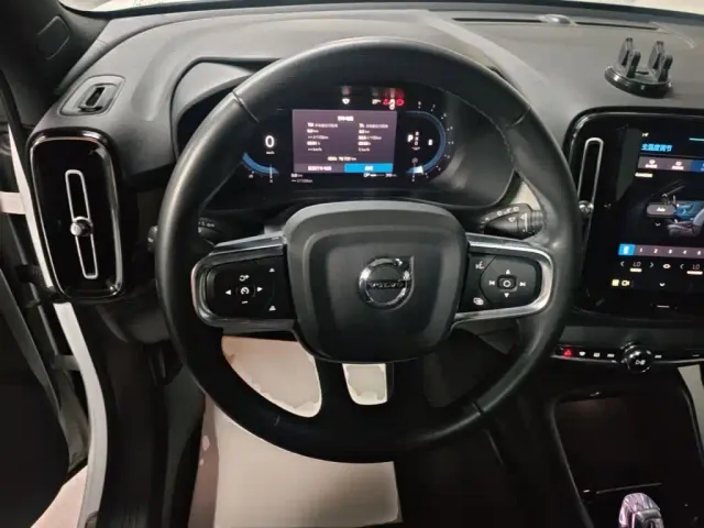 Volvo XC40 — Фото автомобиля 10