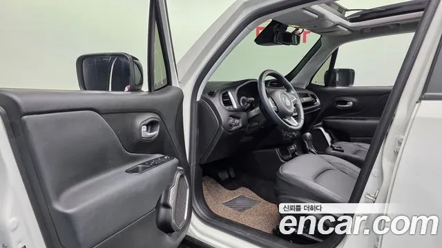 Jeep Renegade — Фото автомобиля 10