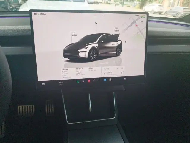 Tesla Model Y L — Фото автомобиля 9