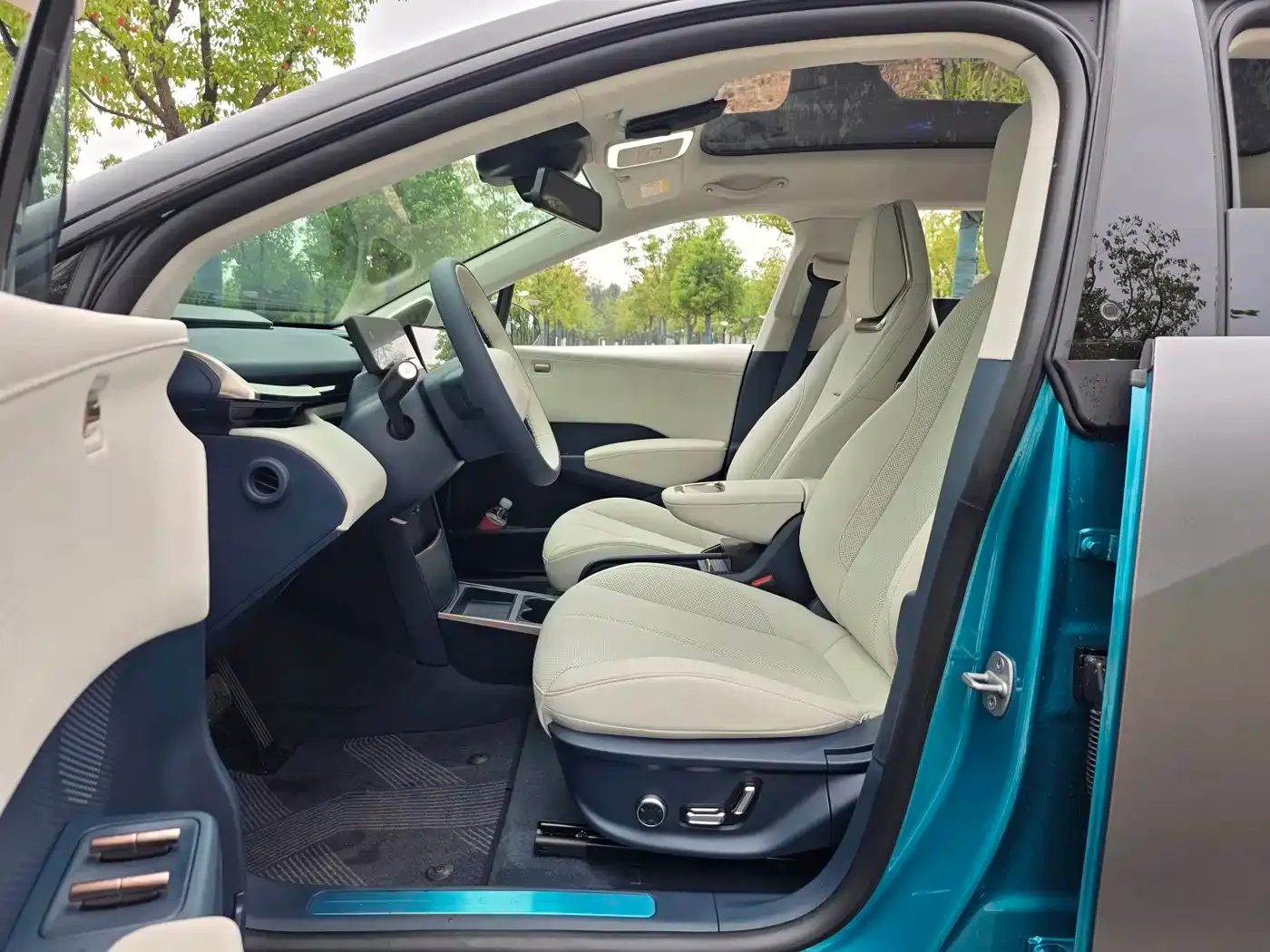 ZEEKR Zeekr X 2023 4WD YOU Edition 5-seater — Фото автомобиля 9