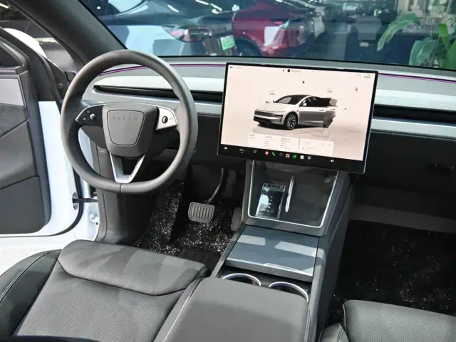 Tesla Model Y L — Фото автомобиля 10