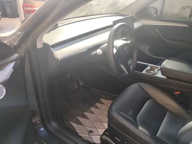 Tesla Model Y — Фото автомобиля 12