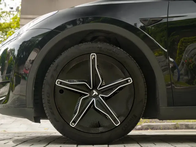 Tesla Model Y — Фото автомобиля 17