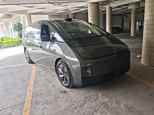 Li Auto MEGA — Фото автомобиля 3