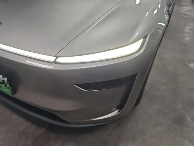 Tesla Model Y L — Фото автомобиля 23
