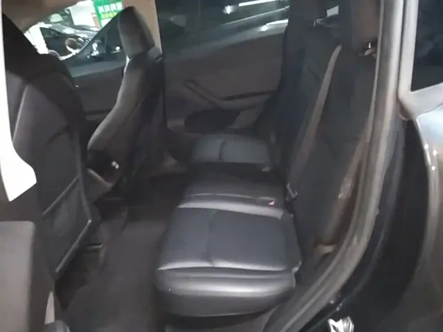 Tesla Model Y — Фото автомобиля 16