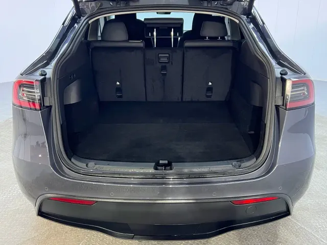 Tesla Model Y — Фото автомобиля 18