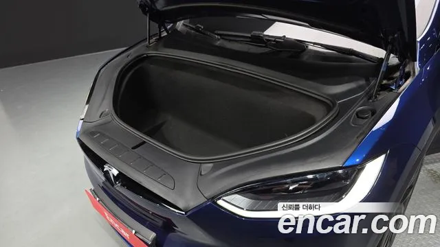 Tesla Model X — Фото автомобиля 9