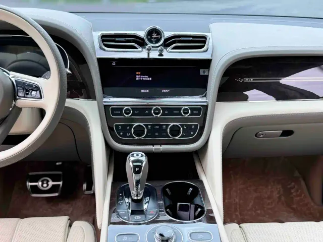 Bentley Bentayga — Фото автомобиля 7