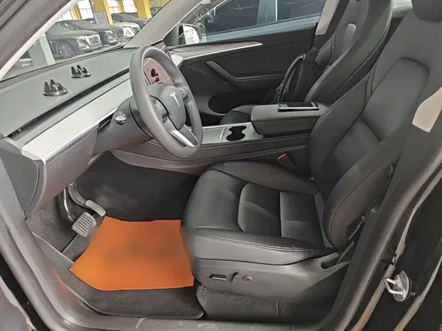 Tesla Model Y — Фото автомобиля 14
