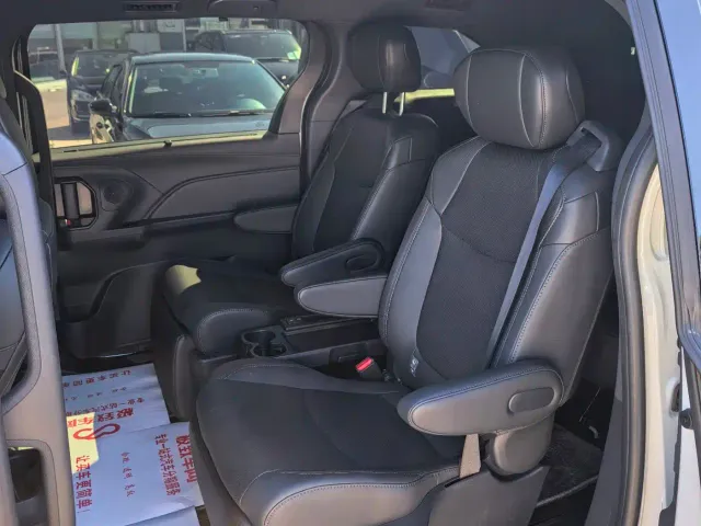 Toyota Sienna — Фото автомобиля 8