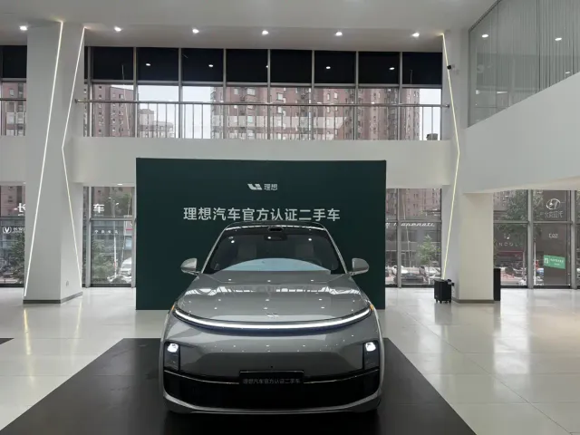 Li Auto L8 — Фото автомобиля 2