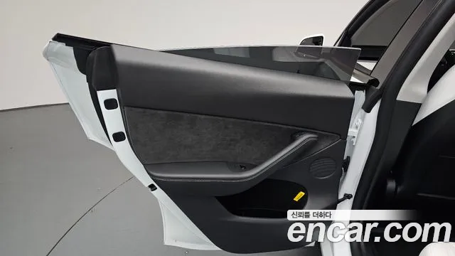 Tesla Model Y — Фото автомобиля 13