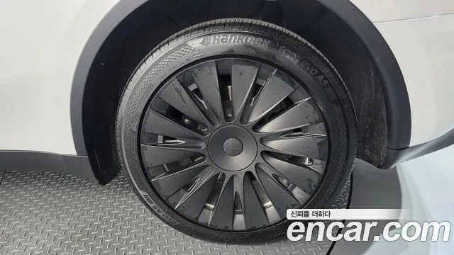 Tesla Model Y — Фото автомобиля 16
