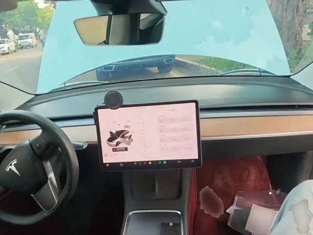 Tesla Model 3 — Фото автомобиля 9