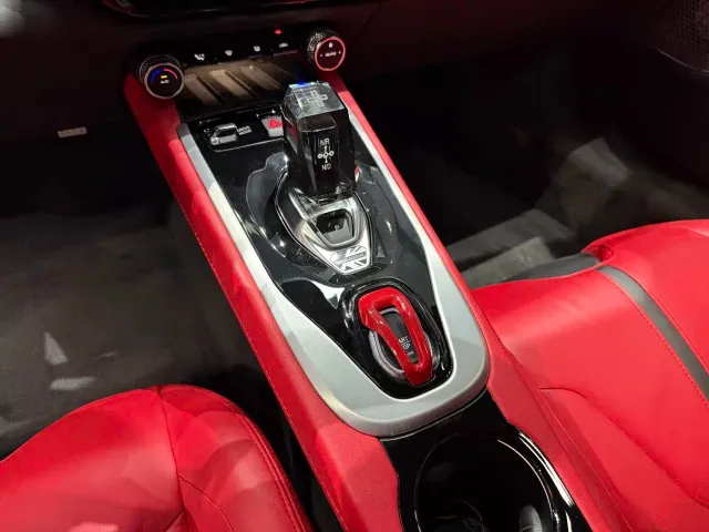 Lotus Emira — Фото автомобиля 9
