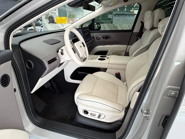 Li Auto i8 — Фото автомобиля 19
