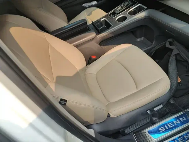 Toyota Sienna — Фото автомобиля 24