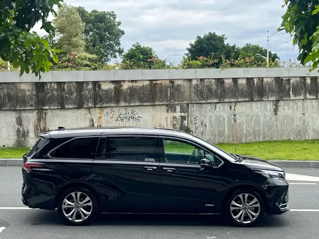 Toyota Sienna — Фото автомобиля 8