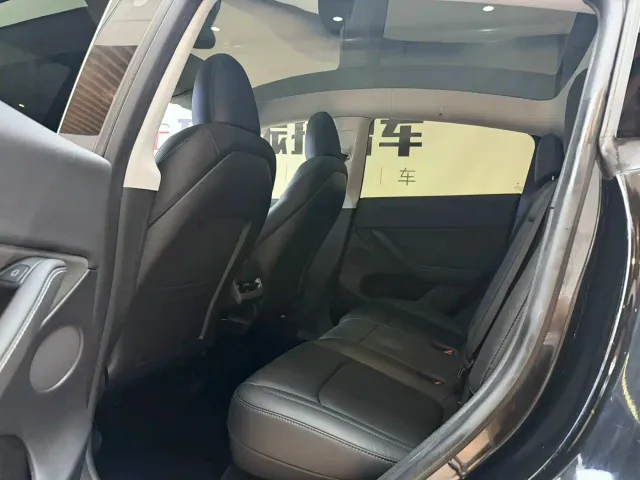 Tesla Model Y — Фото автомобиля 5