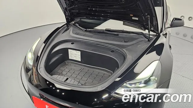 Tesla Model 3 — Фото автомобиля 5