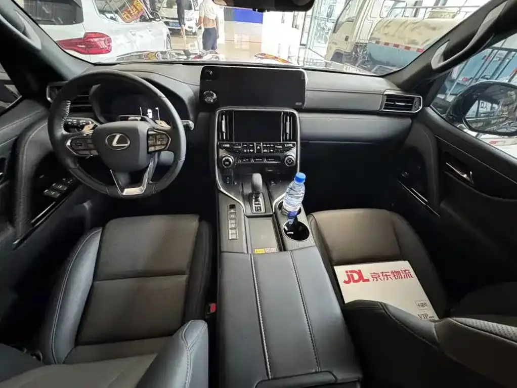 Lexus Lexus LX 2025 700h OVERTRAIL Frontier Edition — Фото автомобиля 7