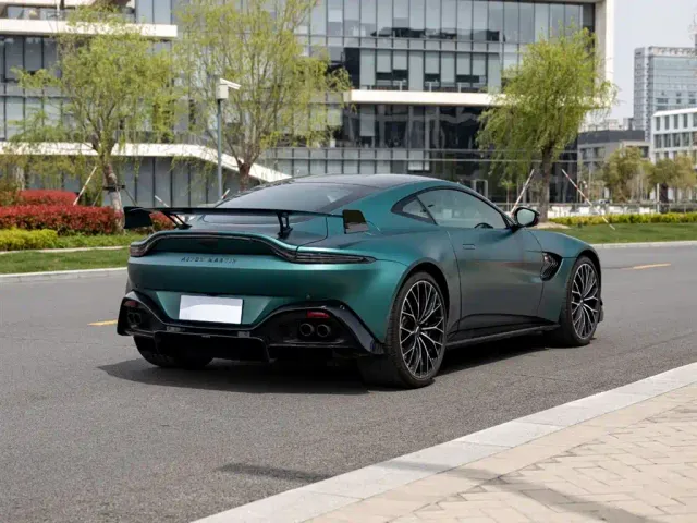 Aston Martin V8 Vantage — Фото автомобиля 4