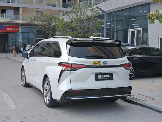 Toyota Sienna — Фото автомобиля 7