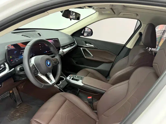 BMW iX1 — Фото автомобиля 12