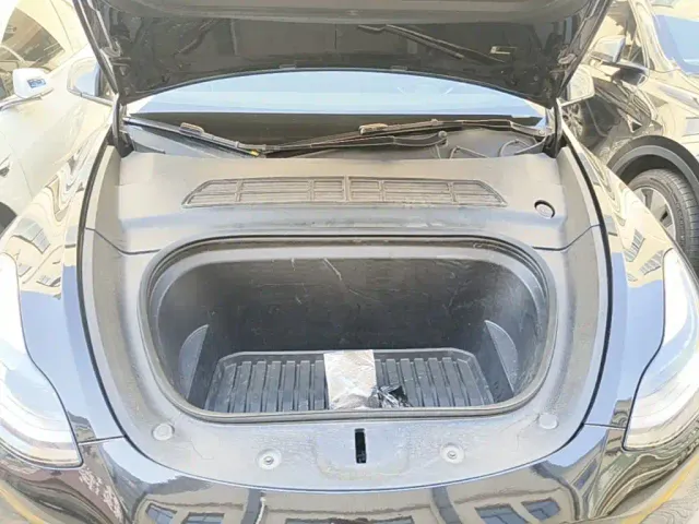 Tesla Model Y — Фото автомобиля 19
