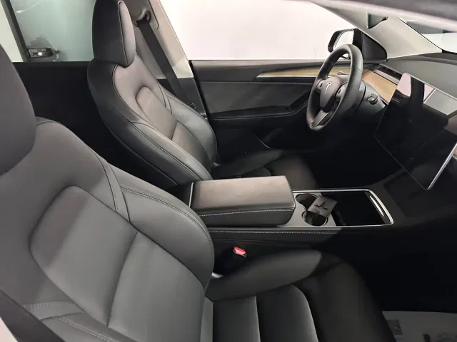 Tesla Model Y — Фото автомобиля 4
