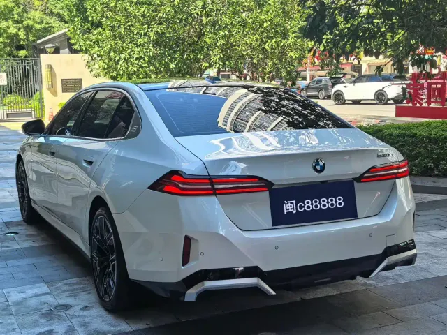 BMW 5 Series — Фото автомобиля 9