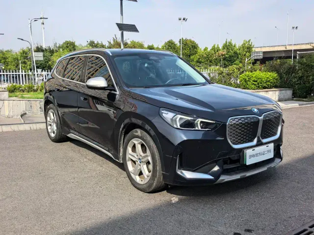 BMW iX1 — Фото автомобиля 3