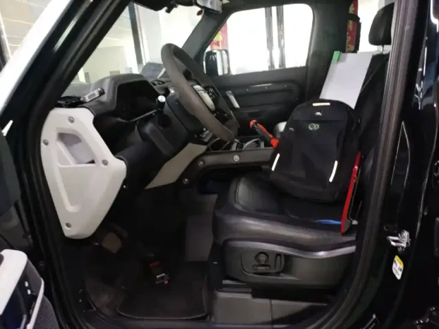 Land Rover Defender — Фото автомобиля 10