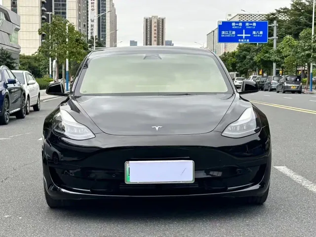 Tesla Model 3 — Фото автомобиля 2