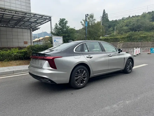 Hongqi H5 — Фото автомобиля 5