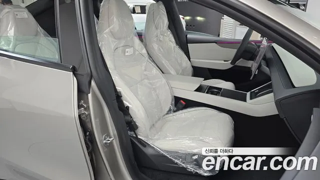 Tesla Model Y — Фото автомобиля 16