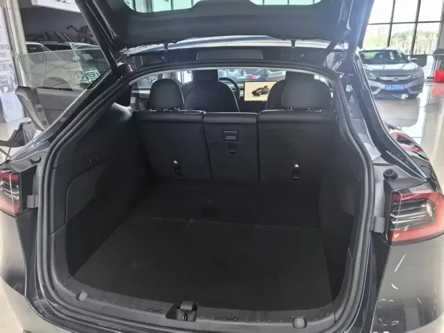 Tesla Model Y — Фото автомобиля 10
