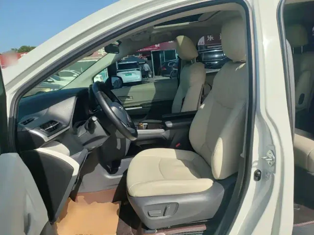 Toyota Sienna — Фото автомобиля 14