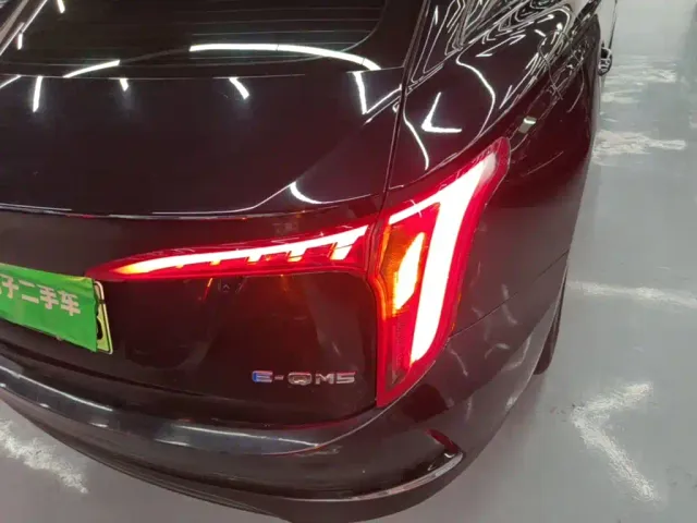Hongqi E-QM5 — Фото автомобиля 7
