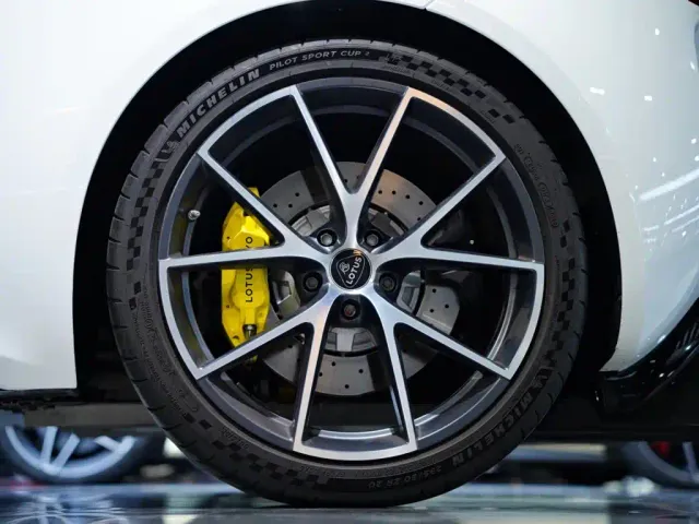 Lotus Emira — Фото автомобиля 3