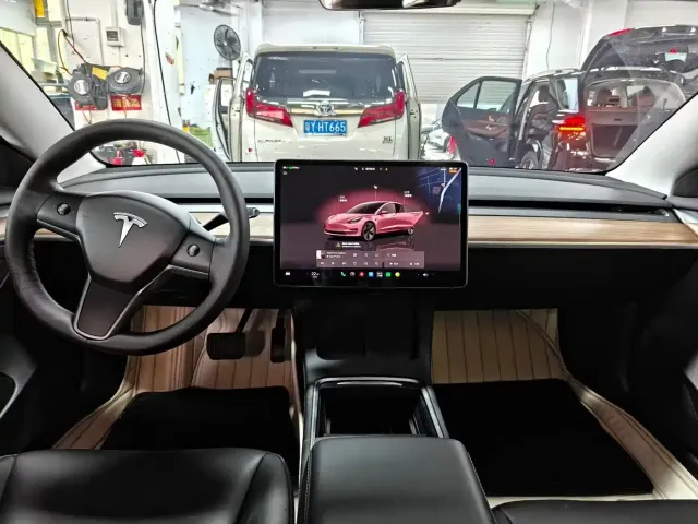 Tesla Model 3 — Фото автомобиля 14