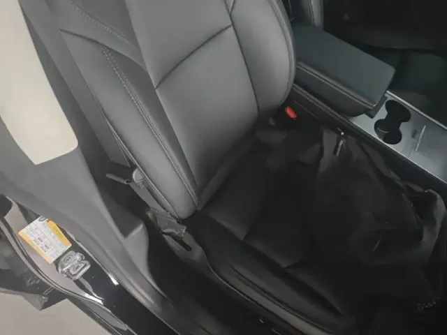 Tesla Model 3 — Фото автомобиля 24
