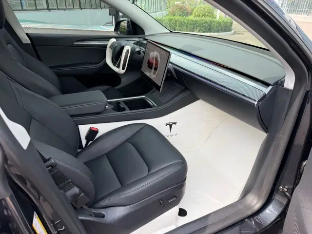 Tesla Model Y — Фото автомобиля 11