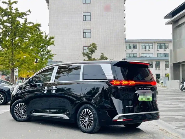 Denza D9 — Фото автомобиля 4