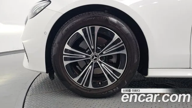 Mercedes-Benz E-Class — Фото автомобиля 5