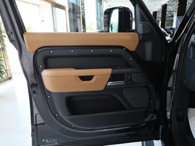 Land Rover Defender — Фото автомобиля 5