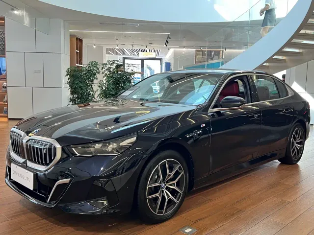 Фотография автомобиля — BMW i5